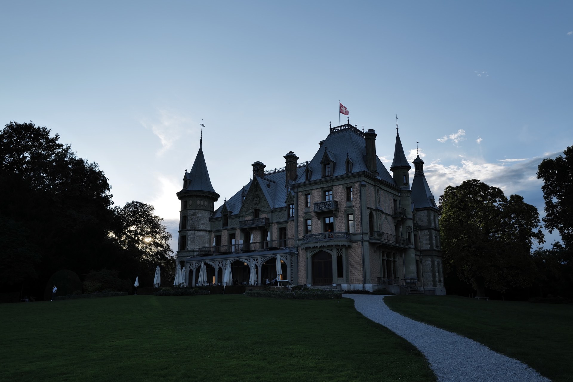 해 질 녘 샤다우 공원에서 바라본 Schloss Schadau